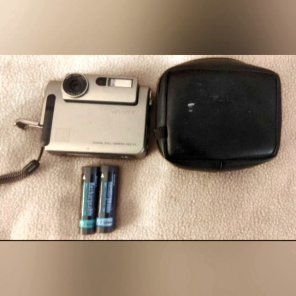 Vintage Sony DSC-F1 includes everything in photos
